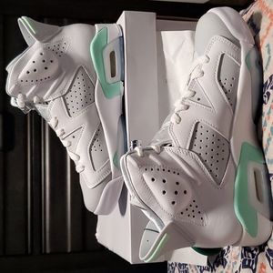 Women's Air Jordan 6 Retro, Women's Size 6, and White/Pure Platinum-Mint Foam